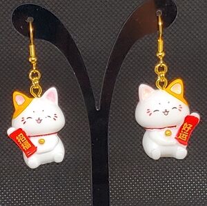 Lucky cat earrings - white